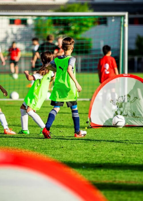 kinder beim fussballtraining in der tossakan sportakademie